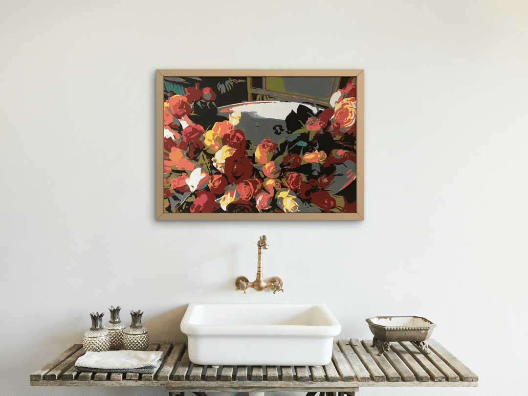 Mixed-Media-Bild von Rosen in Rot-Orange-Tönen in Rahmung über einem Waschbecken mit goldenem Wasserhahn.  