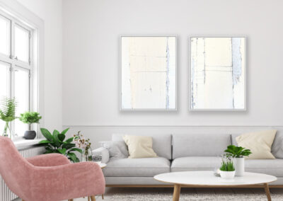 Zwei Nahaufnahmen einer Oberfläche mit abgeblättertem Lack als gerahmte Leinwandbilder im Wohnraum über einer hellgrauen Couch.