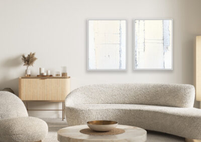 Zwei Nahaufnahmen einer Oberfläche mit abgeblättertem Lack als gerahmte Leinwandbilder an beiger Wnad hinter einer beigen Couch.