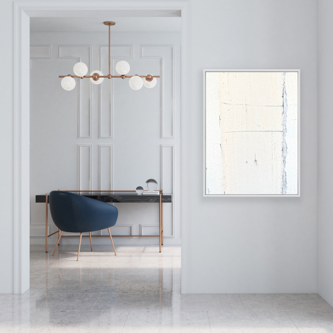 Abgeblätterter Lack II Bild 1 Nahaufnahme einer Oberfläche mit abgeblättertem Lack als gerahmtes Leinwandbild im Wohnraum an weißer Wand.