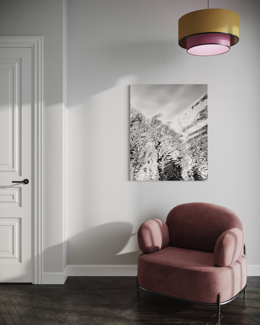 Detailfotografie von Wellen im Wasser an weißer Wand über einem rosefarbenen Sessel