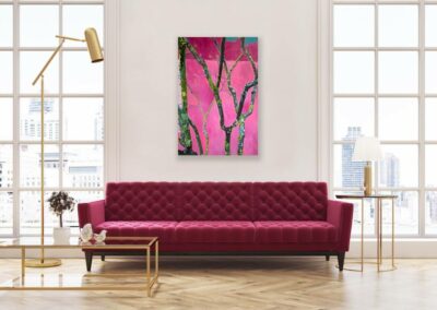 Mixed-Media-Bild eines Baumes vor pinker Hauswand über dunkelrotem Sofa