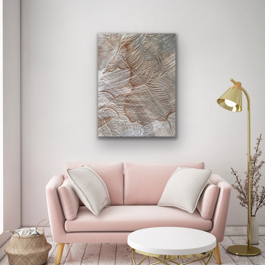 Detailfotografie der Schnittfläche eines Baumstamms über einer rosefarbenen Couch