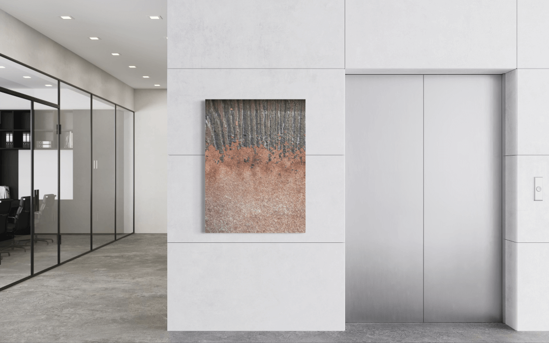 Detailfotografie eines alten Holzfensters an weißer Wand neben einem Fahrstuhl