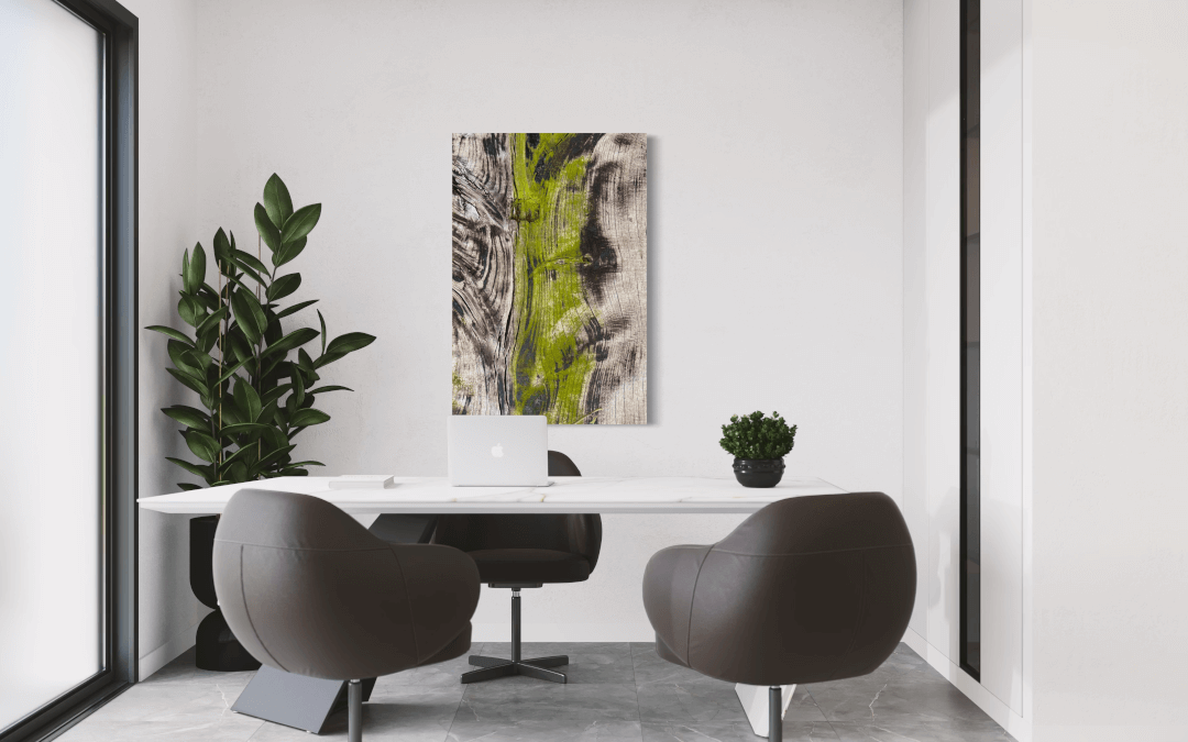 Detailfotografie eines grün bewachsenen Holzzauns an der Wand hinter einem Schreibtisch