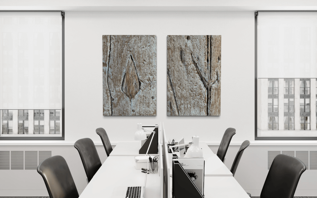 Detailfotografie einer alten Holztür an der Wand im Büro