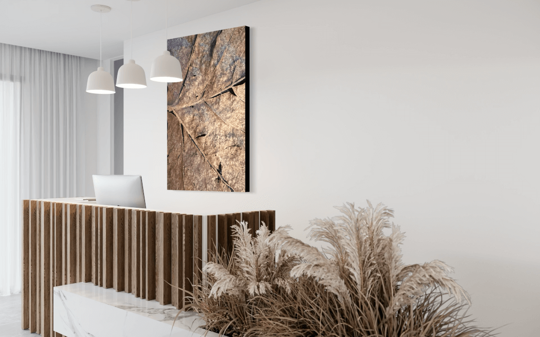 Detailfotografie eines Laubblattes hinter einem Empfangstresen