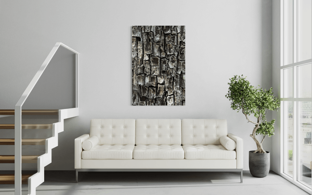 Detailfotografie von brauner Baumrinde über einer cremefarbenen Couch