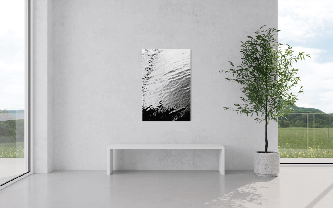 Detailfotografie von Wellen im See über einer weißen Sitzbank