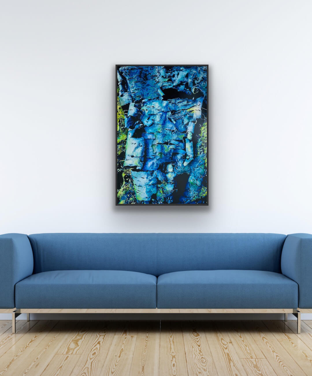 Mixed-Media-Bild von blau-grüner Birkenrinde im Schattenfugenrahmen über blauem Sofa