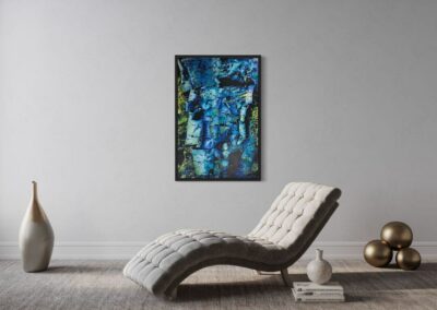 Mixed-Media-Bild von blau-grüner Birkenrinde im Schattenfugenrahmen über cremeweißer Chaiselongue