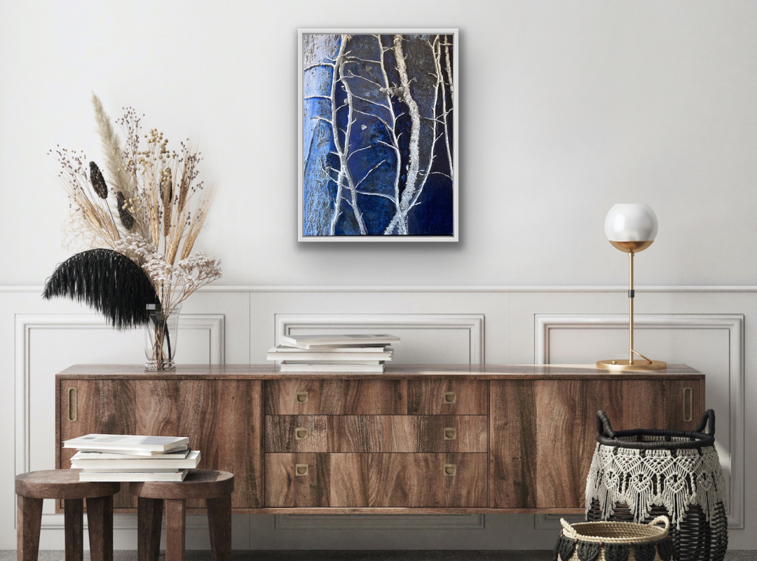 Mixed-Media-Bild Blauer Baumstamm mit Ranken auf Leinwand über braunem Sideboard