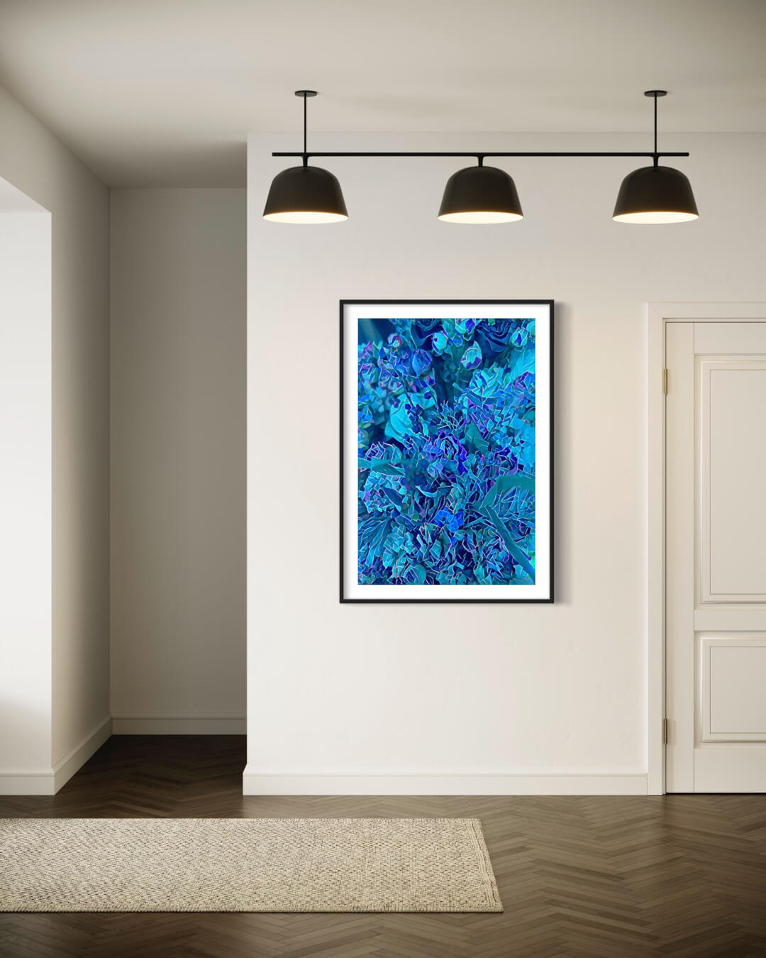Bearbeitete Fotografie blauer Blüten im Passepartout an cremefarbener Wand in einem hellen Flur