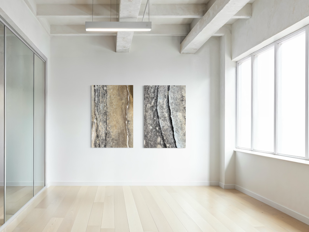 Zwei Detailfotografien von Sandstein an weißer Wand in einem Büroflur