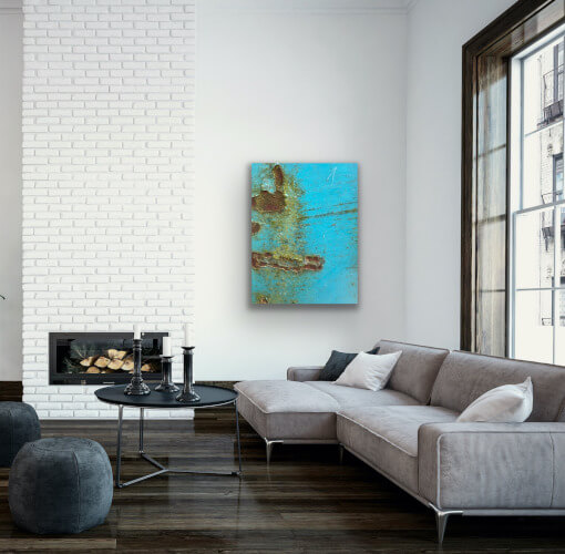Detailfotografie eines Containers an Wand über einer grauen Couchlandschaft