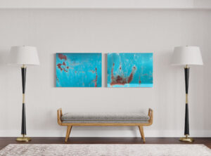 Zwei Fotografien von der Außenseite eines Containers an der Wand zwischen zwei Stehlampen
