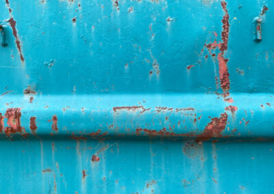 Detailfotografie von der Außenseite eines Containers in blauen Farben