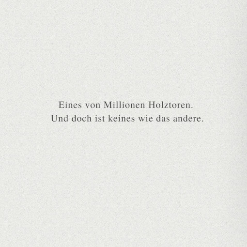 Text: Eines von Millionen Holztoren.<br />
Und doch ist keines wie das andere.