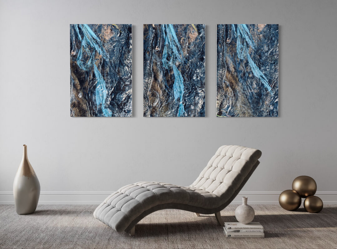 Drei Fotografien einer in Wasser schwimmenden, blauen Folie, an grauer Wand über einer Polsterliege