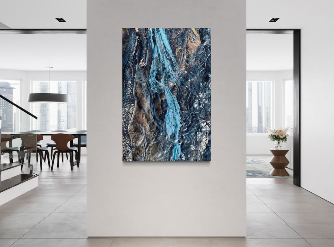 Fotografie einer in Wasser schwimmenden, blauen Folie, an weißer Wand im Wohnraum