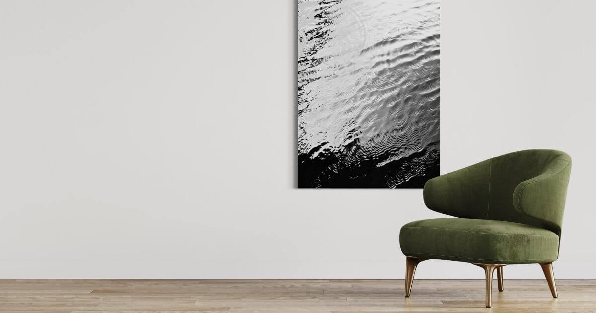 Detailfotografie »Wellen« hinter grünem Sitzmöbel