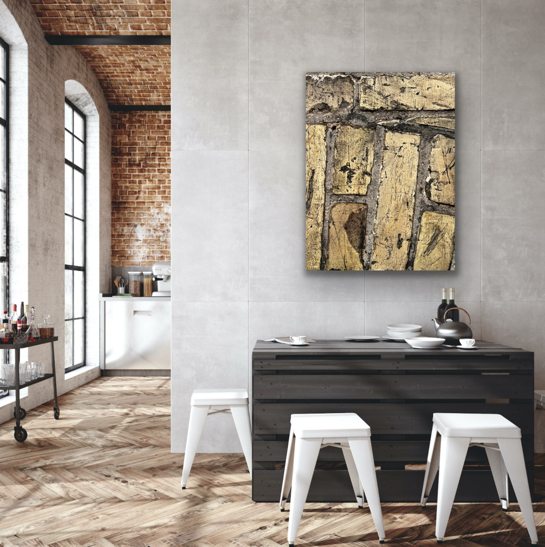 Detailfotografie einer gelben Mauer über einem braunen Sideboard