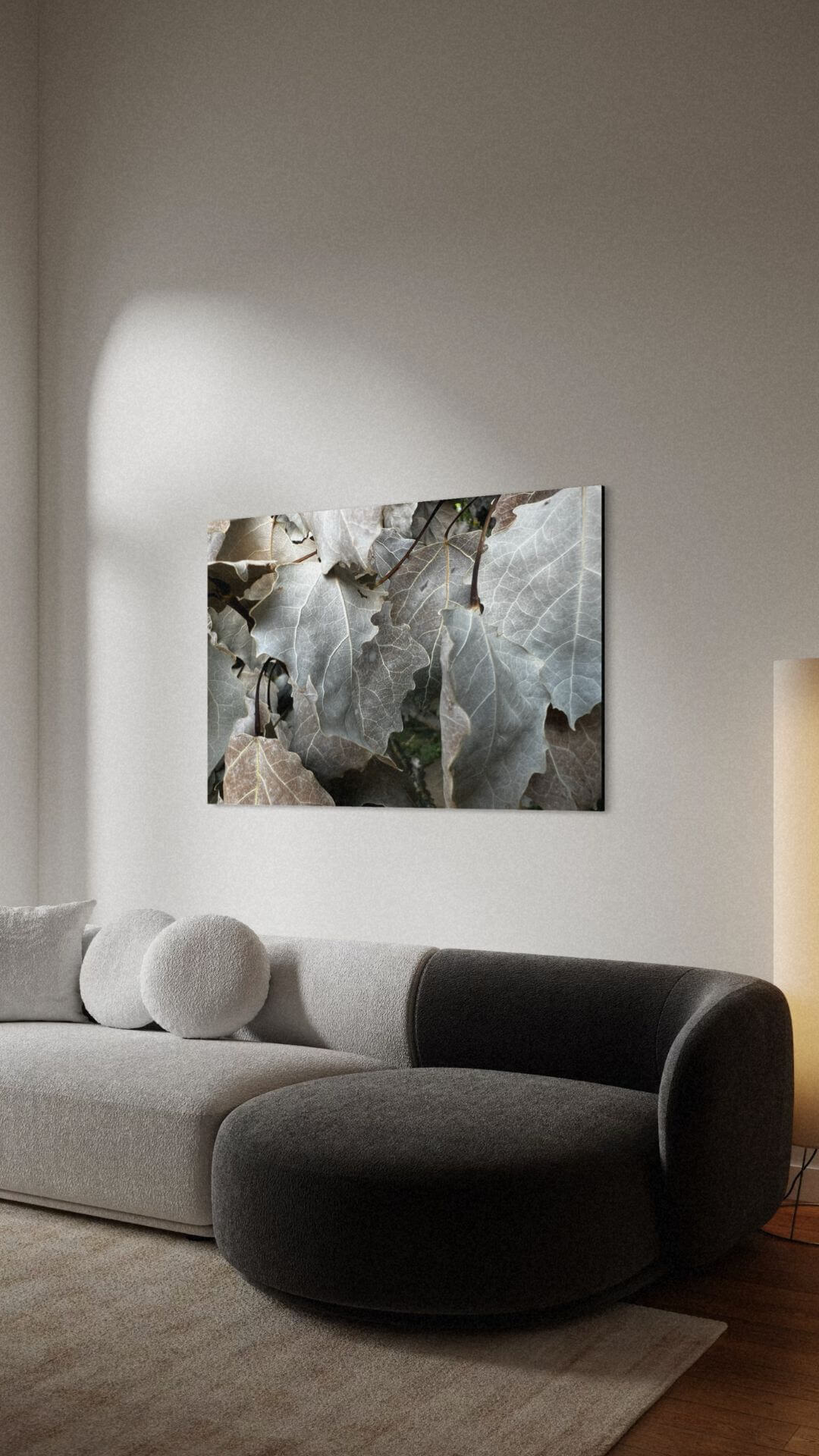 Graues Laub | Detailfotografie von CR Interior Art über einer grauen Sofalandschaft