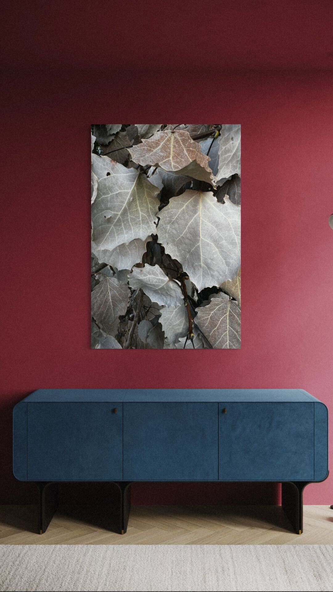 Graues Laub | Detailfotografie von CR Interior Art an dunkelroter Wand