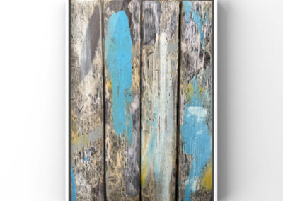 Nahaufnahme der Oberfläche eines Holztisches mit blauen Lackresten