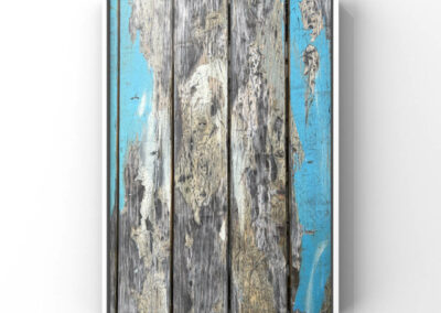 Nahaufnahme der Oberfläche eines Holztisches mit blauen Lackresten