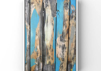 Nahaufnahme der Oberfläche eines Holztisches mit blauen Lackresten