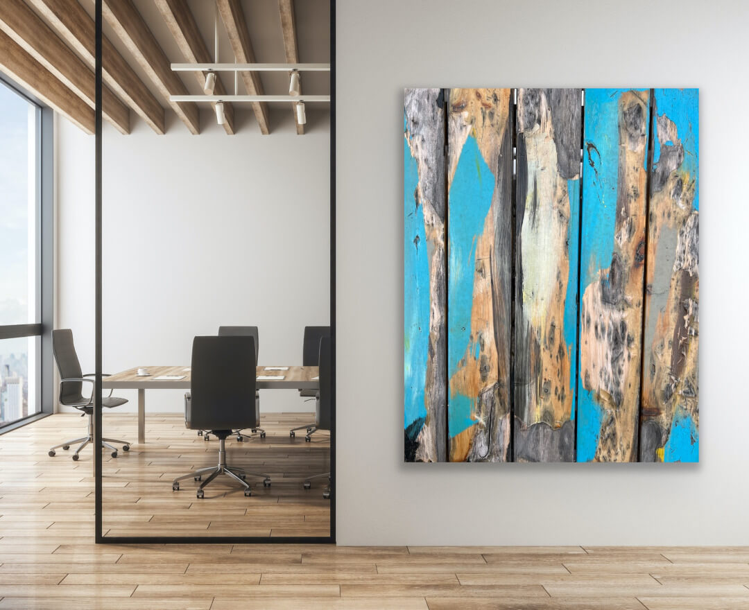 Detailfotografie der Oberfläche eines Holztisches in blauen und braunen Farben als großformatiges Leinwandbild in einem Meetingraum.