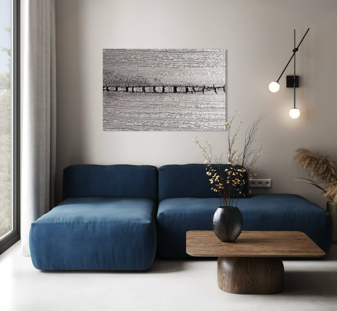Detailfotografie eines Holztors über einer blauen Couch