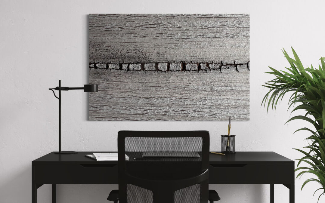 Detailfotografie eines Holztors über einem schwarzen Schreibtisch