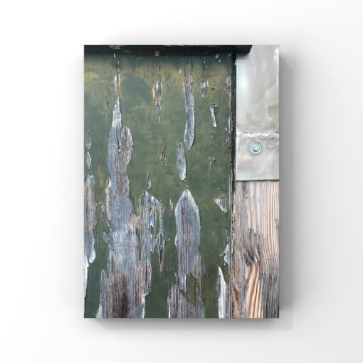 Detailfotografie einer alten Holztür mit Silberbeschlag