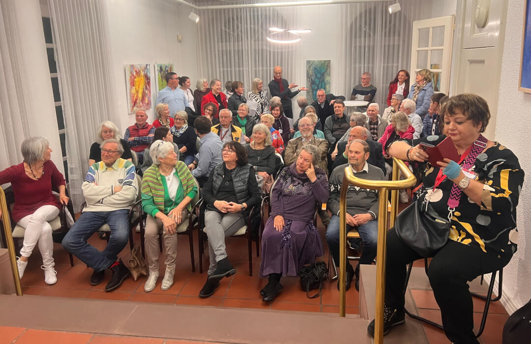 Mitgliederausstellung des Kunstvereins Wörth 2024 Bild 1 Publikum bei der Mitgliederausstellung des Kunstvereins Wörth 2024