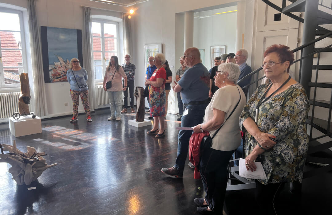 Mitgliederausstellung des Kunstvereins Wörth 2024 Bild 2 Publikum bei der Mitgliederausstellung des Kunstvereins Wörth 2024