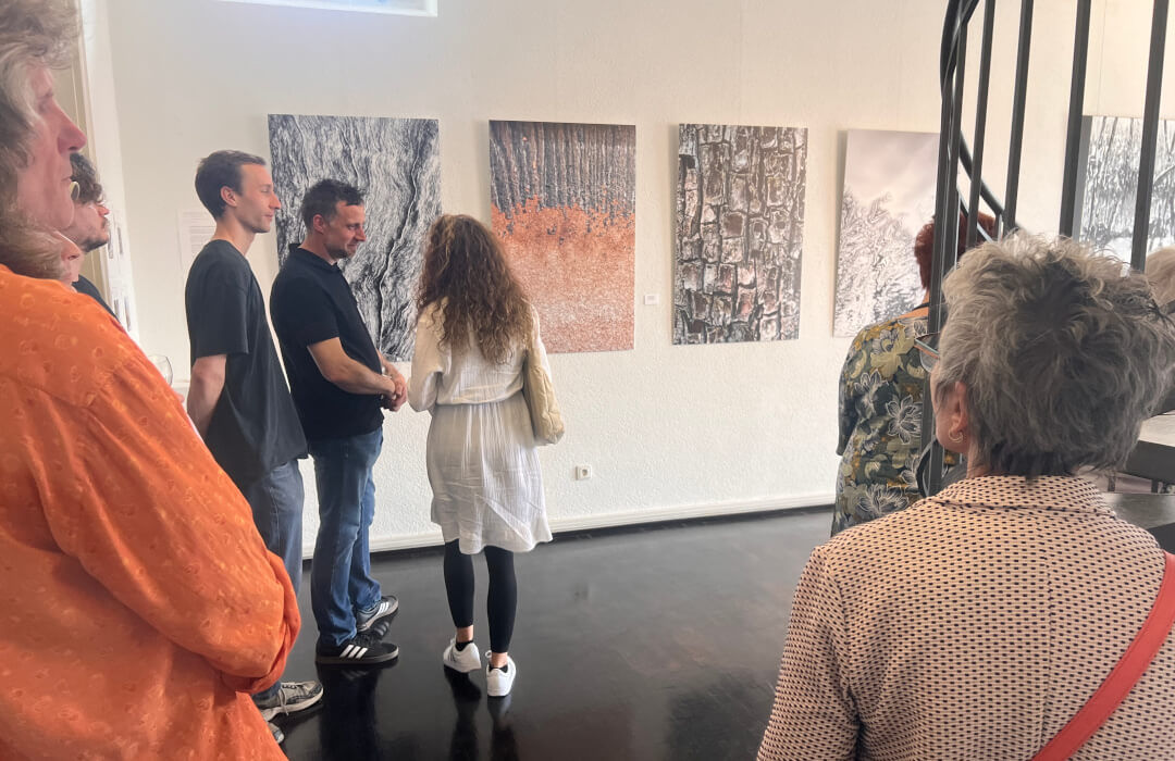 Mitgliederausstellung des Kunstvereins Wörth 2024 Bild 5 Publikum bei der Mitgliederausstellung des Kunstvereins Wörth 2024