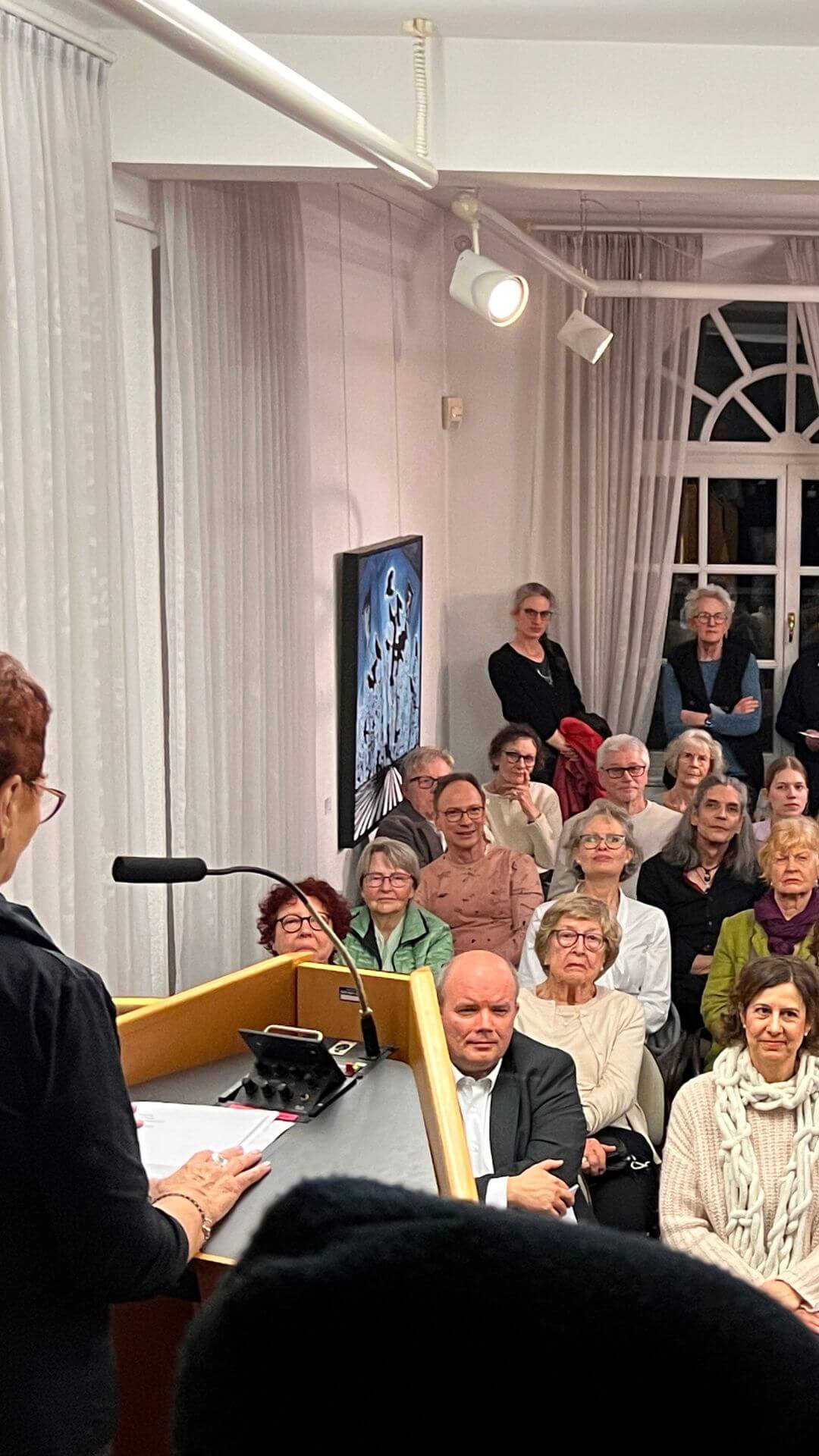 Besucherinen und Besucher der Vernissage im Alten Rathaus Wörth bei der Ansprache von Christel Baldes