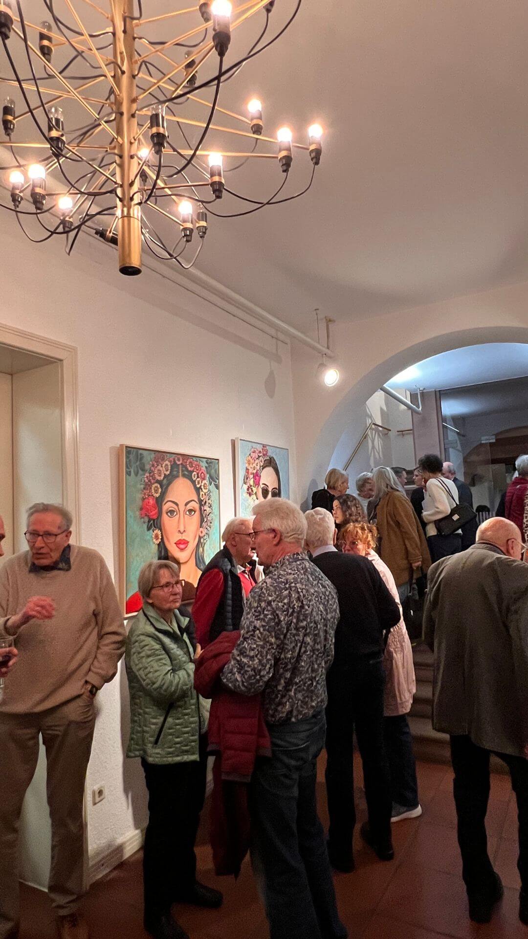 Besucherinen und Besucher der Vernissage im Alten Rathaus Wörth