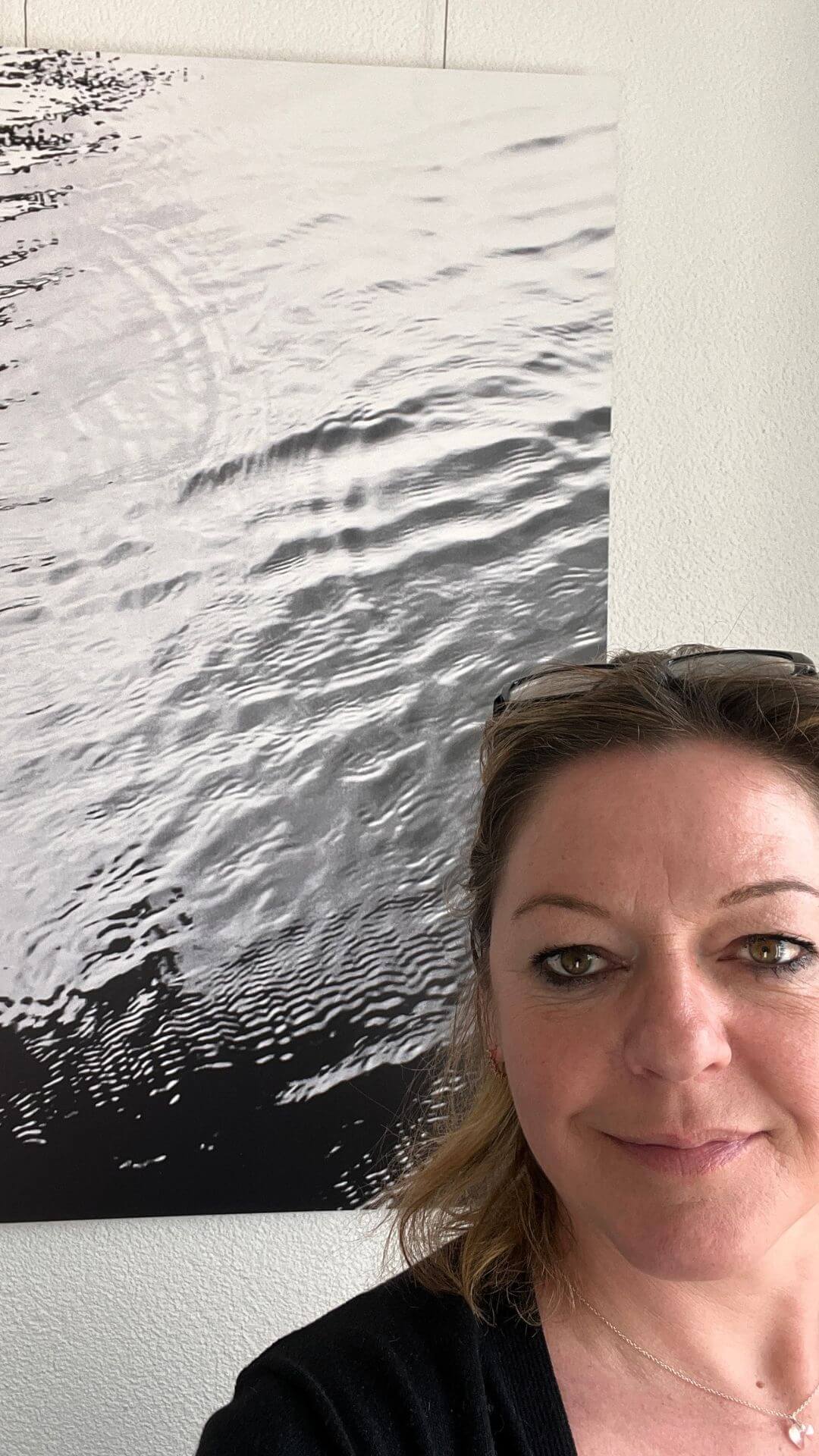 Christina Rasimus vor einem ihrer Kunstwerke im Alten Rathaus Wörth