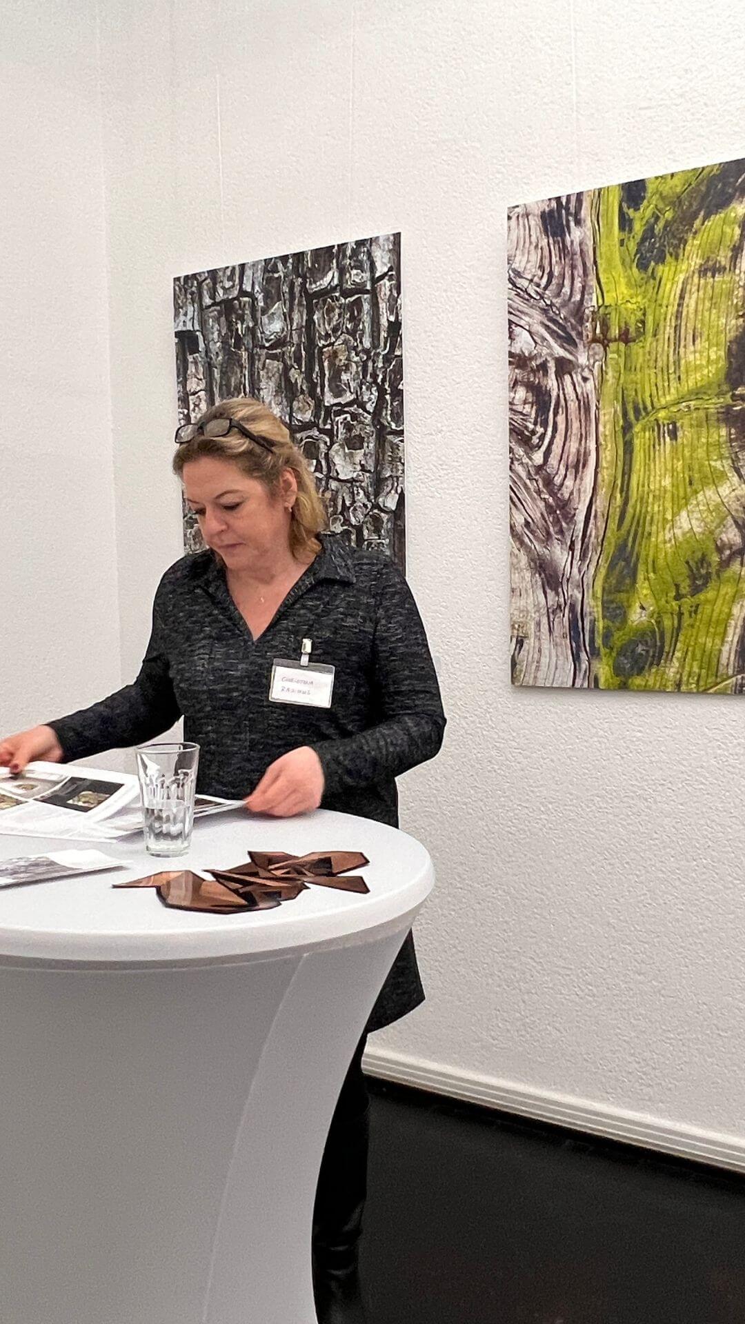 Christina Rasimus vor zwei ihrer Kunstwerke im Alten Rathaus Wörth