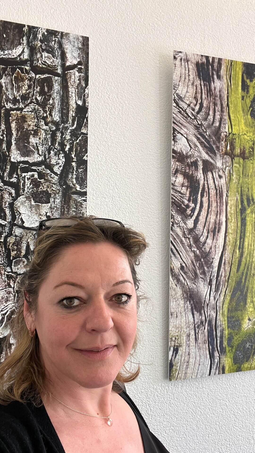 Christina Rasimus vor zwei ihrer Kunstwerke im Alten Rathaus Wörth