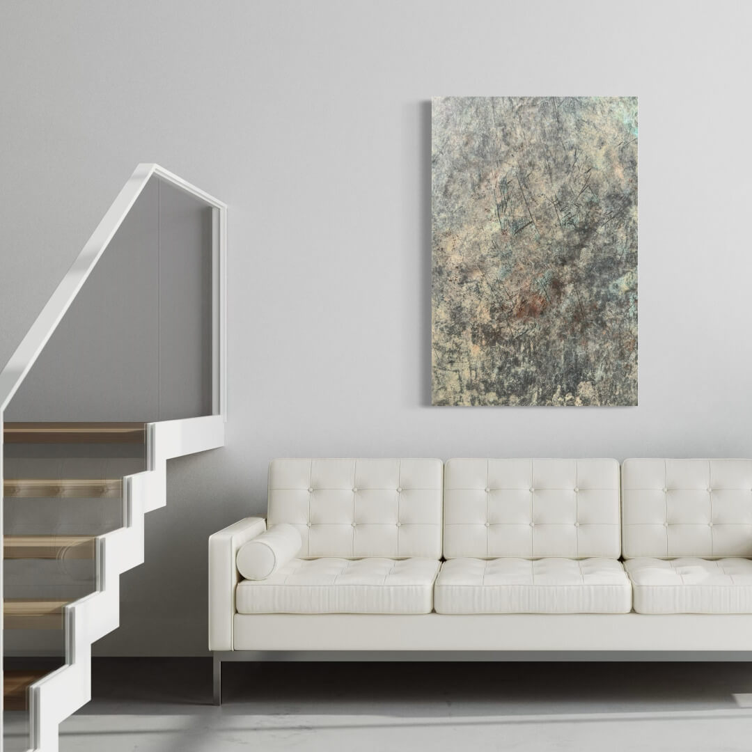 Detailfotografie eines Metalltopfs als Bild über einem grauen Sitzmöbel