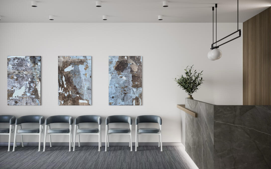 Drei Detailfotografien einer alten Plakatwand in Blau- und Brauntönen in einem Eingangsbereich