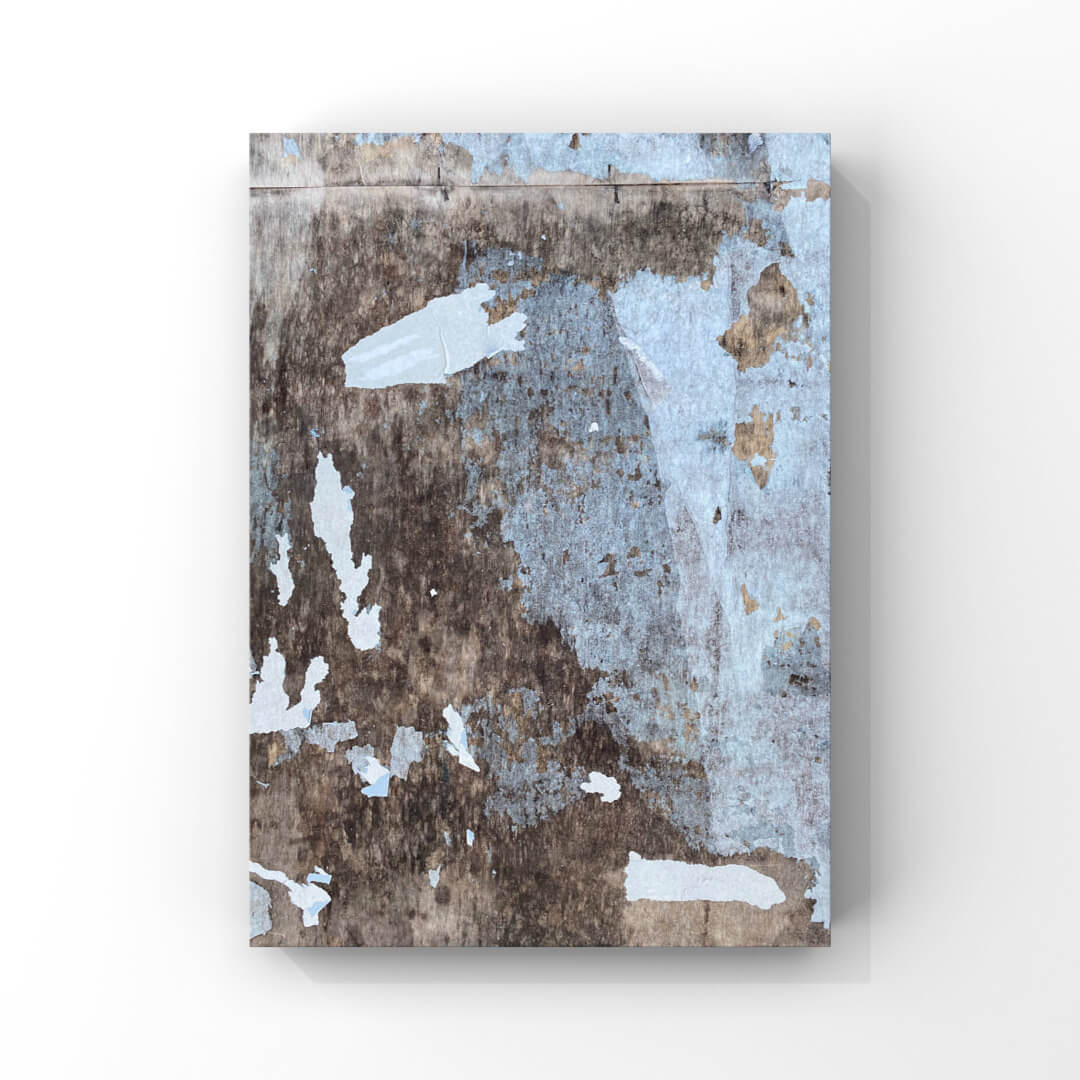 Detailfotografie einer alten Plakatwand in Blau- und Brauntönen