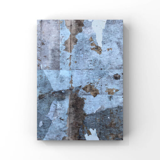 Detailfotografie einer alten Plakatwand in braunen und blauen Farben