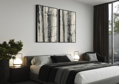 Seitliche Ansicht zweier Schwarz-weiß Fotografien von Regen auf einem Baumstamm im schwarzen Schattenfugenrahmen über einem Doppelbett