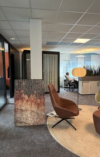 Fotografie Metalltopf in Arbeitsraum | Naturkunst für Unternehmen
