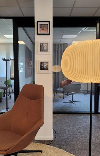 Fotografie Metalltopf in Arbeitsraum | Naturkunst für Unternehmen